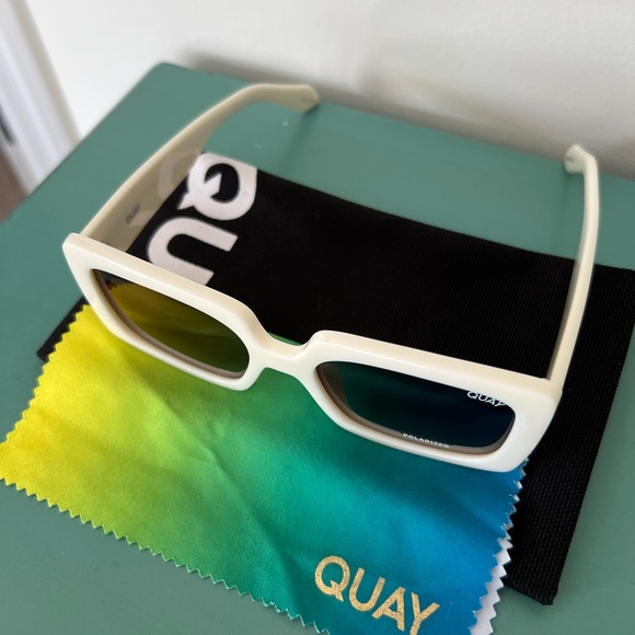 QUAY Total Vibe Mini Sunglasses - Picture 4 of 5